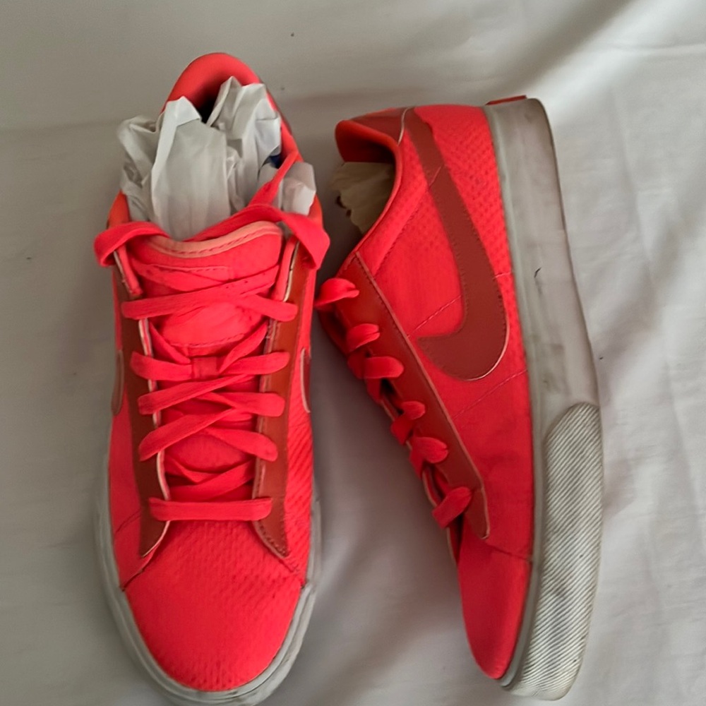 Nike sweet classic womens shoes lace up sneakers pink and white size 8.5